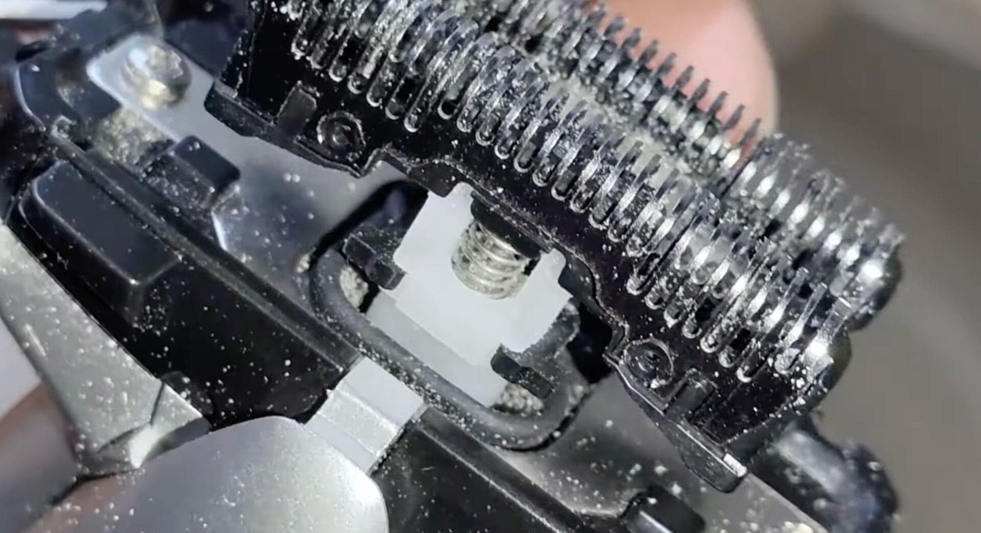 How to Lubricate an Electric Razor - March 2026