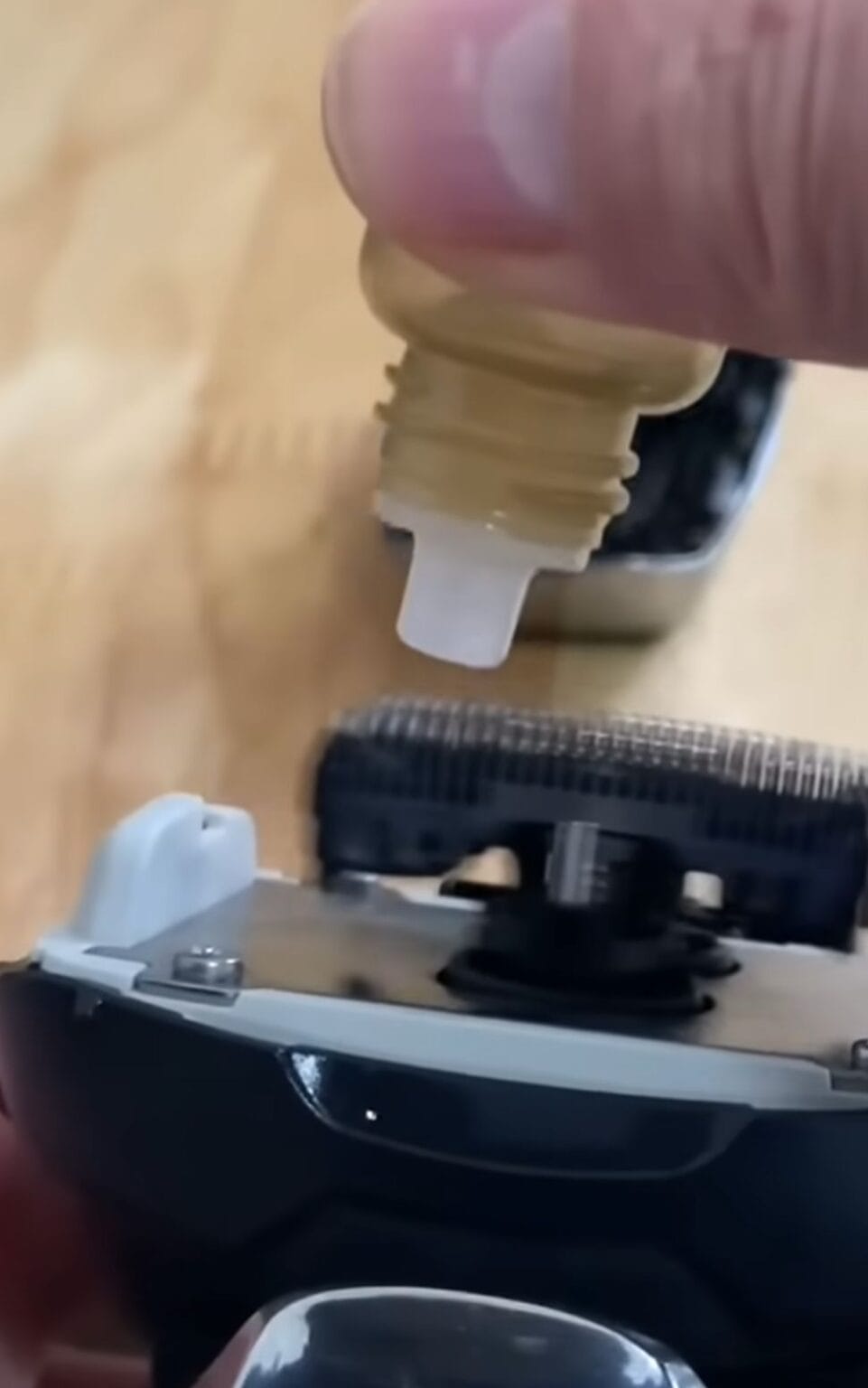 How to Lubricate an Electric Razor - March 2026