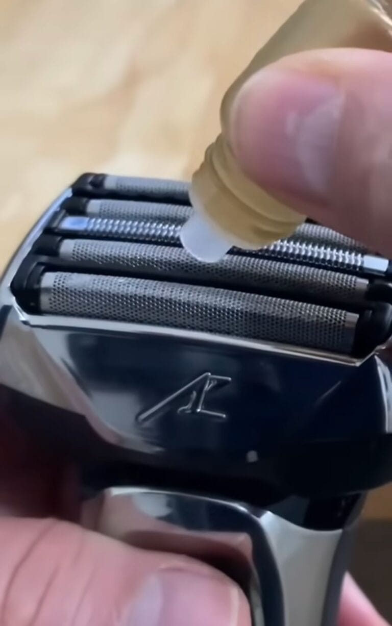 How to Lubricate an electric razor